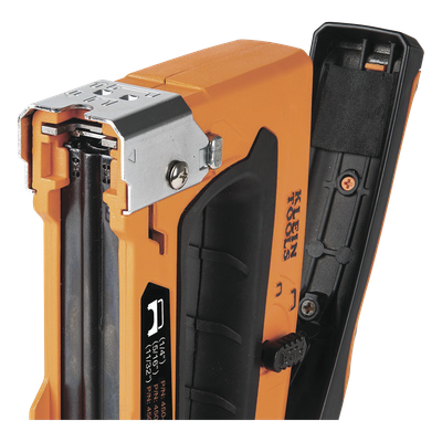 Grapadora para Cables de Voz, Datos y Video (UTP) a Madera — KLEIN TOOLS