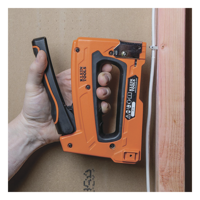 Grapadora para Cables de Voz, Datos y Video (UTP) a Madera — KLEIN TOOLS